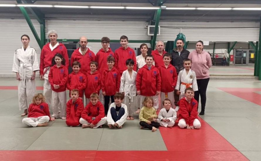 Distribution des vestes brodées